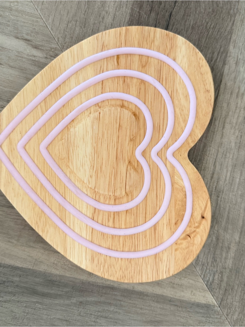 Le Creuset Heart-Shaped Wooden Magnetic Trivet | pink silicon rings | NEW - Picture 5 of 7
